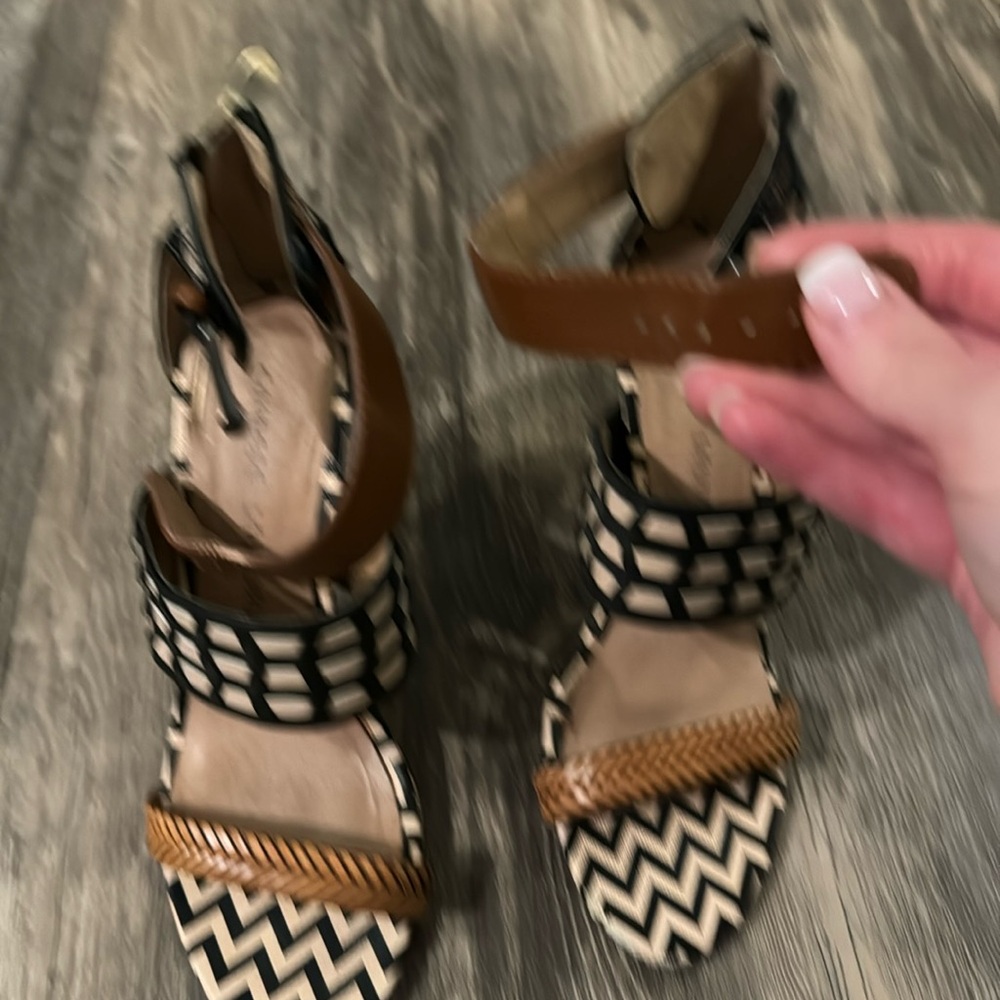 Shoes w zipper and different color in back